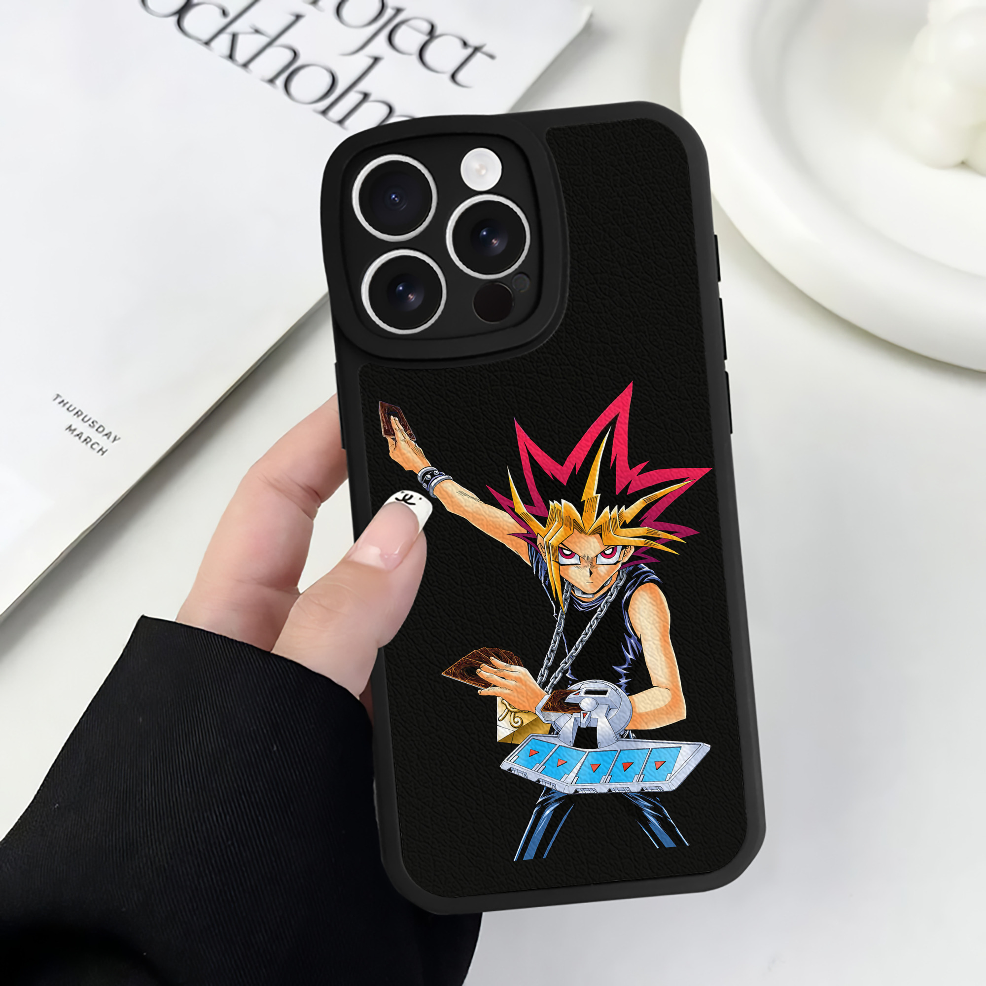 （画像用） 遊☆戯☆王 Yu-Gi-Oh! 【iPhone 16シリーズ対応】シリコンスマホケース（レザー調） 材質：シリコン